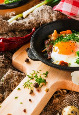 Kızarmış yumurta sıcak tava