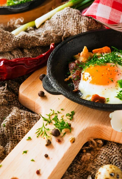 Kızarmış yumurta sıcak tava