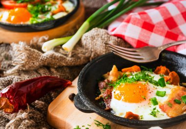 Kızarmış yumurta sıcak tava