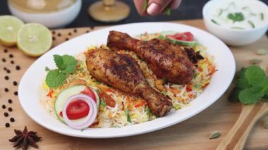Tavuk biryani baharatlı Hint biryani Hyderabadi biryani, Dum Biryani pulao 4K yavaş çekim video görüntüleri Kerala Hindistan Sri Lanka basmati pirinç yemeği ve körili Ramazan Kareem, Kurban Bayramı
