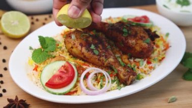 Tavuk biryani baharatlı Hint biryani Hyderabadi biryani, Dum Biryani pulao 4K yavaş çekim video görüntüleri Kerala Hindistan Sri Lanka basmati pirinç yemeği ve körili Ramazan Kareem, Kurban Bayramı