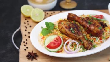 Tavuk biryani baharatlı Hint biryani Hyderabadi biryani, Dum Biryani pulao 4K yavaş çekim video görüntüleri Kerala Hindistan Sri Lanka basmati pirinç yemeği ve körili Ramazan Kareem, Kurban Bayramı