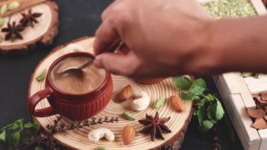 Bitki çayı, Hint Masala Chai geleneksel süt baharatlı içecek çayı Kerala Hindistan Sri Lanka 4K yavaş çekim videosu. İki fincan organik tütsü çayı ayurvedik bitkisel içecek, kış bağışıklığını arttırır..