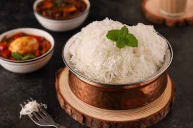 Noolappam, idiyappam pirinç eriştesi buharda pişmiş Kerala kahvaltı baharatlı baharatlı körili hindistan cevizi sütü killi tabakta Tamil Nadu Hindistan Güney Hindistan noolputtu Sri lanka yemeği
