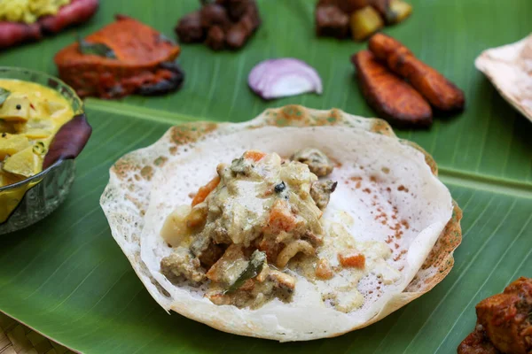 Onam sadya Hint yemeği ile tatlandırılmış koyun yahnisi Onam sadya Noel kutlaması Kerala Hindistan Sri Lanka sıçrayıcıları muz yaprağı üzerinde balık ızgara körili pilav