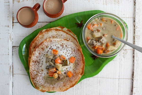 Onam sadya Hint yemeği ile tatlandırılmış koyun yahnisi Onam sadya Noel kutlaması Kerala Hindistan Sri Lanka sıçrayıcıları muz yaprağı üzerinde balık ızgara körili pilav
