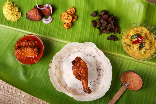 Onam sadya Hint yemeği ile tatlandırılmış koyun yahnisi Onam sadya Noel kutlaması Kerala Hindistan Sri Lanka sıçrayıcıları muz yaprağı üzerinde balık ızgara körili pilav
