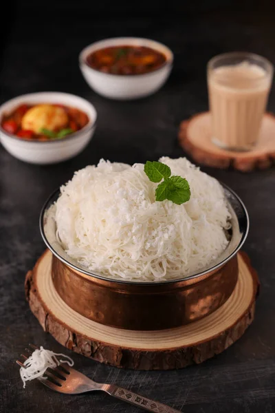 Noolappam, idiyappam pirinç eriştesi buharda pişmiş Kerala kahvaltı baharatlı baharatlı körili hindistan cevizi sütü killi tabakta Tamil Nadu Hindistan Güney Hindistan noolputtu Sri lanka yemeği