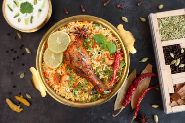 Tavuk biryani baharatlı Hindistan Malabar biryani Hyderabadi biryani, Dum Biryani pulao altın kase Kerala Hindistan Sri Lanka Pakistan basmati pirinç yemeği ve körili Ramazan Kareem, Kurban Bayramı