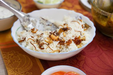 Tavuk biryani baharatlı Hindistan Malabar biryani Hyderabadi biryani, Dum Biryani pulao altın kase Kerala Hindistan Sri Lanka Pakistan basmati pirinç yemeği ve körili Ramazan Kareem, Kurban Bayramı