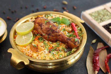 Tavuk biryani baharatlı Hindistan Malabar biryani Hyderabadi biryani, Dum Biryani pulao altın kase Kerala Hindistan Sri Lanka Pakistan basmati pirinç yemeği ve körili Ramazan Kareem, Kurban Bayramı
