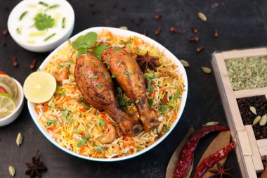 Tavuk biryani baharatlı Hindistan Malabar biryani Hyderabadi biryani, Dum Biryani pulao altın kase Kerala Hindistan Sri Lanka Pakistan basmati pirinç yemeği ve körili Ramazan Kareem, Kurban Bayramı