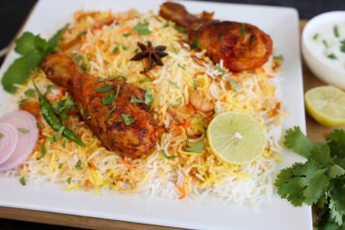 Tavuk biryani baharatlı Hindistan Malabar biryani Hyderabadi biryani, Dum Biryani pulao altın kase Kerala Hindistan Sri Lanka Pakistan basmati pirinç yemeği ve körili Ramazan Kareem, Kurban Bayramı
