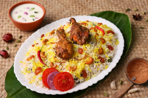 Tavuk biryani baharatlı Hindistan Malabar biryani Hyderabadi biryani, Dum Biryani pulao altın kase Kerala Hindistan Sri Lanka Pakistan basmati pirinç yemeği ve körili Ramazan Kareem, Kurban Bayramı