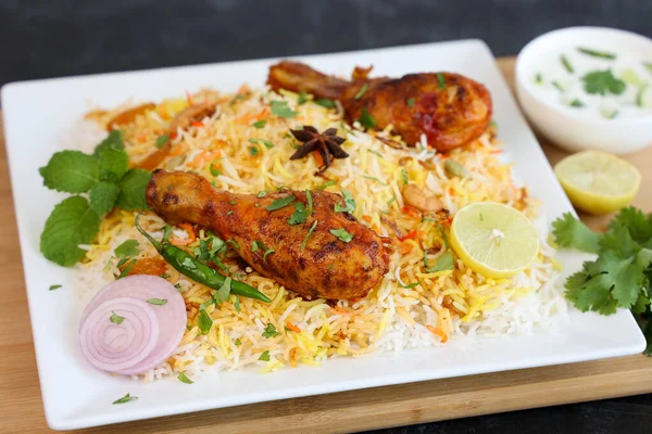 Tavuk biryani baharatlı Hindistan Malabar biryani Hyderabadi biryani, Dum Biryani pulao altın kase Kerala Hindistan Sri Lanka Pakistan basmati pirinç yemeği ve körili Ramazan Kareem, Kurban Bayramı