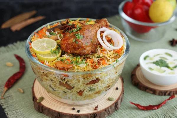 Tavuk biryani baharatlı Hindistan Malabar biryani Hyderabadi biryani, Dum Biryani pulao altın kase Kerala Hindistan Sri Lanka Pakistan basmati pirinç yemeği ve körili Ramazan Kareem, Kurban Bayramı