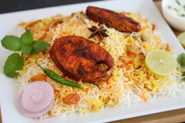 Balık biryani, baharatlı ve lezzetli Malabar biryani veya Hyderabadi biryani, Dum Biriyani, pulao Kerala India Sri Lanka. Basmati pilavı, otlar, Ramazan Kareem için raitha, bayram.