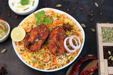 Balık biryani, baharatlı ve lezzetli Malabar biryani veya Hyderabadi biryani, Dum Biriyani, pulao Kerala India Sri Lanka. Basmati pilavı, otlar, Ramazan Kareem için raitha, bayram.
