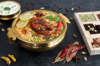 Balık biryani, baharatlı ve lezzetli Malabar biryani veya Hyderabadi biryani, Dum Biriyani, pulao Kerala India Sri Lanka. Basmati pilavı, otlar, Ramazan Kareem için raitha, bayram.