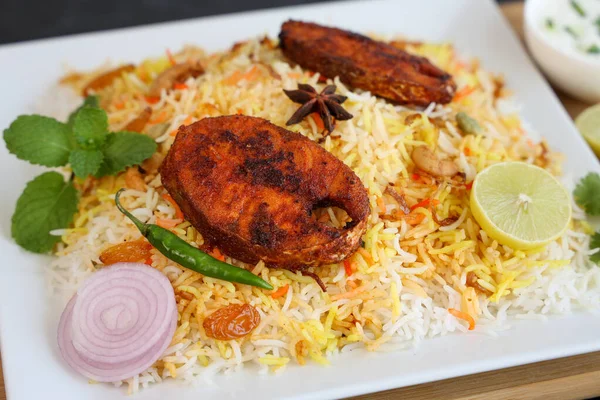 Balık biryani, baharatlı ve lezzetli Malabar biryani veya Hyderabadi biryani, Dum Biriyani, pulao Kerala India Sri Lanka. Basmati pilavı, otlar, Ramazan Kareem için raitha, bayram.