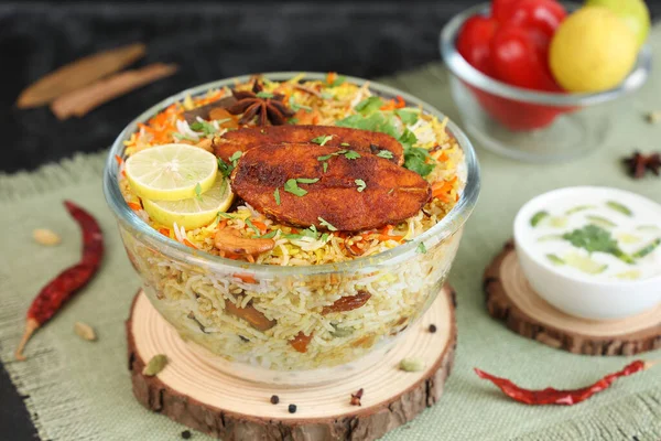 Balık biryani, baharatlı ve lezzetli Malabar biryani veya Hyderabadi biryani, Dum Biriyani, pulao Kerala India Sri Lanka. Basmati pilavı, otlar, Ramazan Kareem için raitha, bayram.