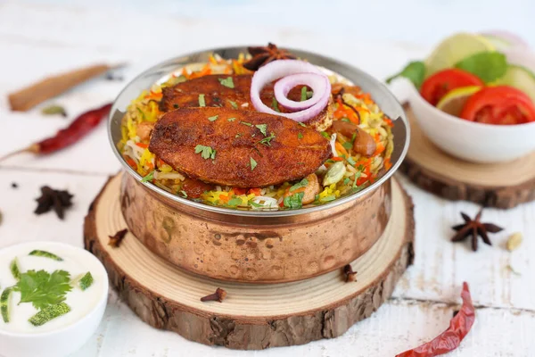 Balık biryani, baharatlı ve lezzetli Malabar biryani veya Hyderabadi biryani, Dum Biriyani, pulao Kerala India Sri Lanka. Basmati pilavı, otlar, Ramazan Kareem için raitha, bayram.