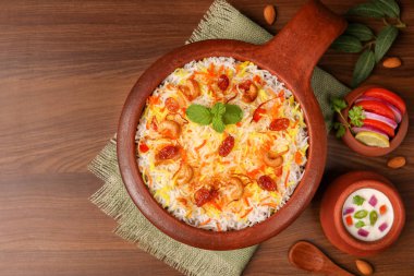 Sebze biryani biryani, Hyderabadi Shahi Pulao ve raita Pilaf Basmati Hint baharatları Kerala Hindistan Sri Lanka Pakistan. Ghee pilavı, limonlu pilav, haşlanmış beyaz pirinç.