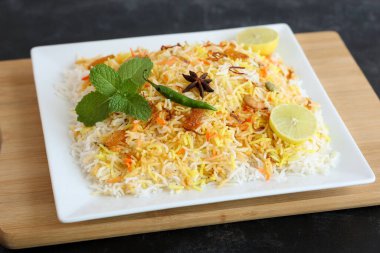 Sebze biryani biryani, Hyderabadi Shahi Pulao ve raita Pilaf Basmati Hint baharatları Kerala Hindistan Sri Lanka Pakistan. Ghee pilavı, limonlu pilav, haşlanmış beyaz pirinç.