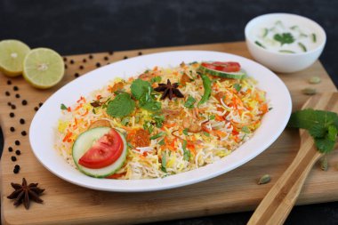 Sebze biryani biryani, Hyderabadi Shahi Pulao ve raita Pilaf Basmati Hint baharatları Kerala Hindistan Sri Lanka Pakistan. Ghee pilavı, limonlu pilav, haşlanmış beyaz pirinç.