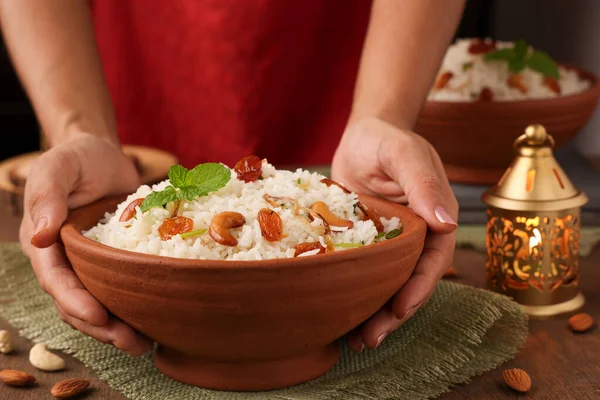 Sebze biryani biryani, Hyderabadi Shahi Pulao ve raita Pilaf Basmati Hint baharatları Kerala Hindistan Sri Lanka Pakistan. Ghee pilavı, limonlu pilav, haşlanmış beyaz pirinç.