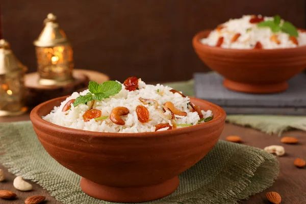 Sebze biryani biryani, Hyderabadi Shahi Pulao ve raita Pilaf Basmati Hint baharatları Kerala Hindistan Sri Lanka Pakistan. Ghee pilavı, limonlu pilav, haşlanmış beyaz pirinç.