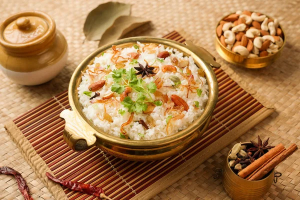Sebze biryani biryani, Hyderabadi Shahi Pulao ve raita Pilaf Basmati Hint baharatları Kerala Hindistan Sri Lanka Pakistan. Ghee pilavı, limonlu pilav, haşlanmış beyaz pirinç.