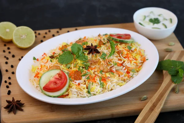 Sebze biryani biryani, Hyderabadi Shahi Pulao ve raita Pilaf Basmati Hint baharatları Kerala Hindistan Sri Lanka Pakistan. Ghee pilavı, limonlu pilav, haşlanmış beyaz pirinç.