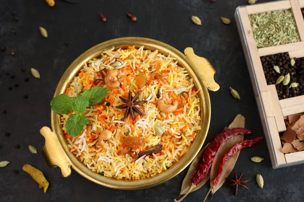 Sebze biryani biryani, Hyderabadi Shahi Pulao ve raita Pilaf Basmati Hint baharatları Kerala Hindistan Sri Lanka Pakistan. Ghee pilavı, limonlu pilav, haşlanmış beyaz pirinç.