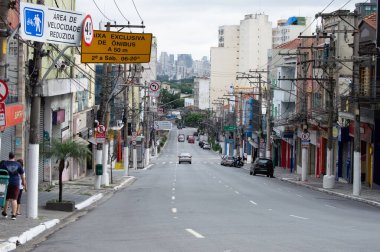 Sao Paulo 'daki tecrit sırasında boş caddeler ve dükkanlar kapatıldı
