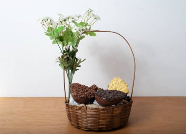 Hasır sepet ve çikolatalı yumurta.