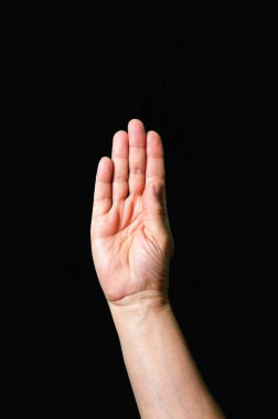 El yapımı ve gösterme Harfi B Uluslararası işaret dili koyu arkaplan