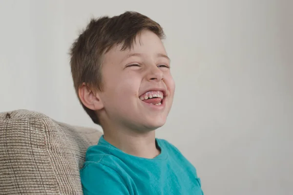Портрет Молодого Хлопчика Який Посміхається Допомогою Синьої Футболки Дивиться Бік — стокове фото