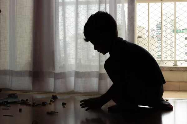 Foto Eines Jungen Der Während Der Quarantäne Allein Wohnzimmer Spielt — Stockfoto