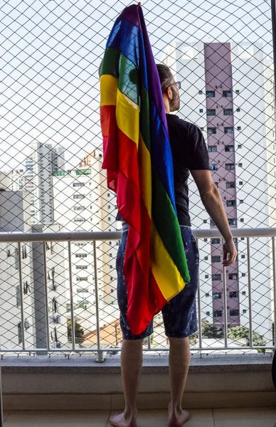 Bild Homosexuell Man Som Håller Regnbågsflaggan Symbol För Homosexuell Stolthet — Stockfoto