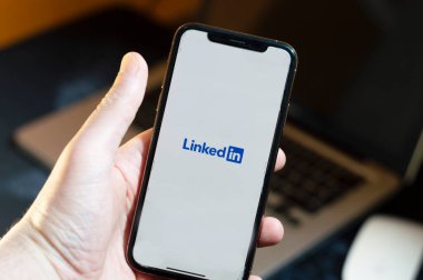 Sao Paulo, Sao Paulo / Brezilya - 14 Mayıs 2021 Bir akıllı telefon tutuyor ve ekranda LinkedIn uygulamasını gösteriyor