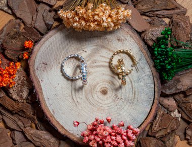 Altın küpeler, gümüş küpeler, yarı değerli mücevherler.