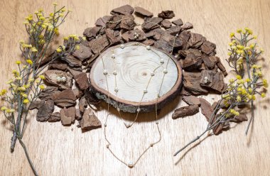 Tahtada izole edilmiş zarif altın kolye. Altın bir kolyenin ayrıntıları.