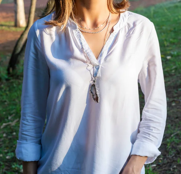 Mujer Con Collar Oro Collar Cuello Mujer Joven Accesorios Para —  Fotos de Stock