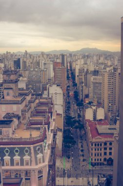SAO PAULO, BRAZIL - 11 Haziran 2021: Paulista Bulvarı şehir merkezindeki ünlü ve tarihi yerleri de içeren bulutlu bir günde Sao Paulo 'nun Skyline manzarası