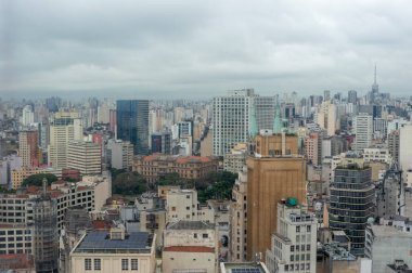 SAO PAULO, BRAZIL - 11 Haziran 2021: Paulista Bulvarı şehir merkezindeki ünlü ve tarihi yerleri de içeren bulutlu bir günde Sao Paulo 'nun Skyline manzarası