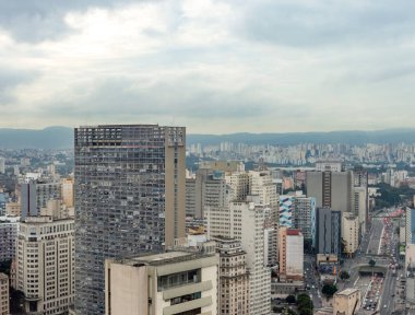 SAO PAULO, BRAZIL - 11 Haziran 2021: Paulista Bulvarı şehir merkezindeki ünlü ve tarihi yerleri de içeren bulutlu bir günde Sao Paulo 'nun Skyline manzarası