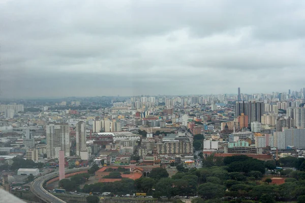 SAO PAULO, BRAZIL - 11 Haziran 2021: Paulista Bulvarı şehir merkezindeki ünlü ve tarihi yerleri de içeren bulutlu bir günde Sao Paulo 'nun Skyline manzarası