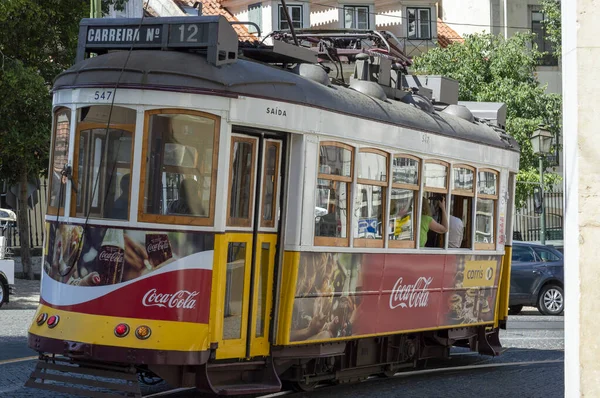 Lizbon, Portekiz 15 Temmuz 2021 Geleneksel taşımacılık Bir yaz öğleden sonra boyunca tramvay denir