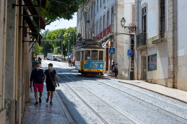 Lizbon, Portekiz 15 Temmuz 2021 Geleneksel taşımacılık Bir yaz öğleden sonra boyunca tramvay denir